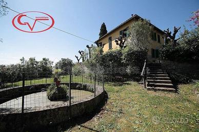 Villa di 1000 m² con più di 5 locali e box auto do