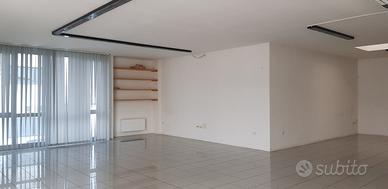 UFFICIO OPEN SPACE CON AMPIE VETRATE