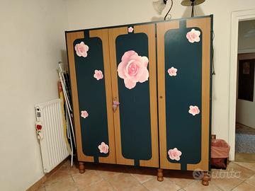 armadio vintage a 3 ante con fiori