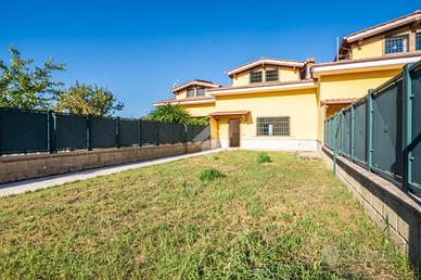 VILLA A SCHIERA CENTRALE A MENTANA