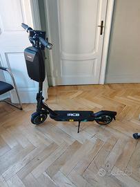 Monopattino elettrico RCB R17 con frecce e luci