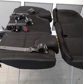 Renault Clio 2017 4 s sedili posteriori e cinture