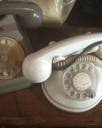 Telefoni fissi vintage a disco SIP (anni '60-'70).