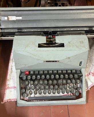 Macchina da scrivere - Olivetti 82