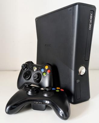 Xbox 360 Slim + cavi + 2 joystick