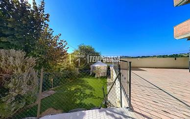 APPARTAMENTO CON GIARDINO, CORTE PRIVATA E GARAGE