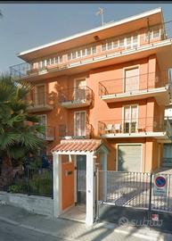 INTERO PIANO + POSTI AUTO  SECONDA FILA MARE 