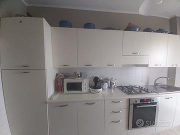 Cucina componibile con elettrodomestici