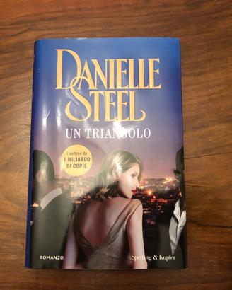 LIBRO UN TRIANGOLO DI DANIELLE STEEL