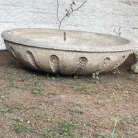Fioriera a ciotola e vaso entrambi di cemento