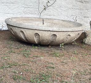 Fioriera a ciotola e vaso entrambi di cemento