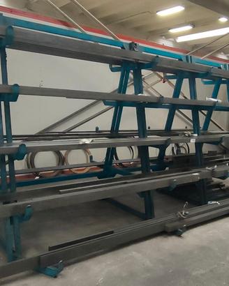 Scaffalatura in metallo