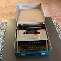 Macchina da scrivere Olivetti Dora