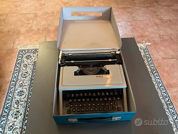 Macchina da scrivere Olivetti Dora