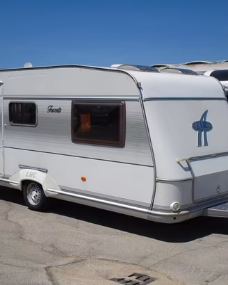 Caravan LMC 4 posti spaziosa e con veranda ampia