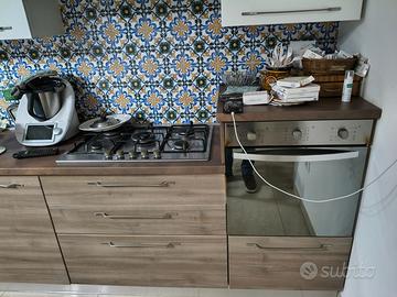 Cucina con elettrodomestici