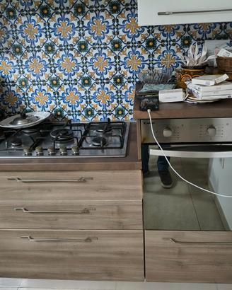 Cucina con elettrodomestici
