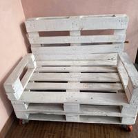 Divano in pallet dipinto in bianco