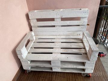 Divano in pallet dipinto in bianco