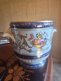 Vaso con decorazioni in oro francese. Stile Sevres