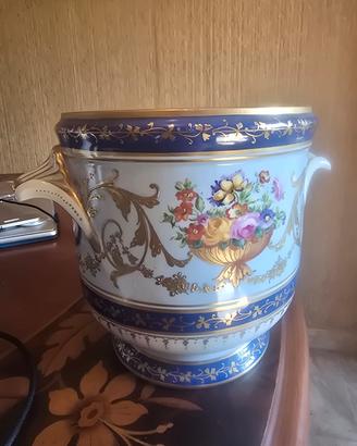 Vaso con decorazioni in oro francese. Stile Sevres