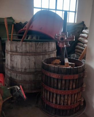 ,Torchio, piggiatrice, tino in legno e tino