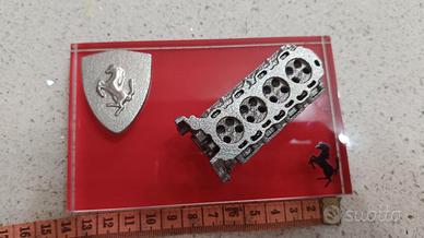 ferma carte modellino v8 Ferrari in miniatura 