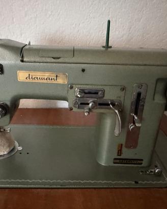 Macchina da cucire con mobiletto