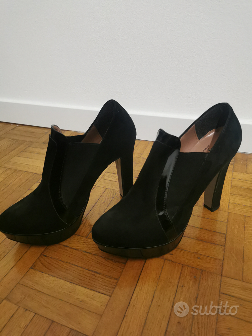 Scarpe nere con tacco chiuse sale