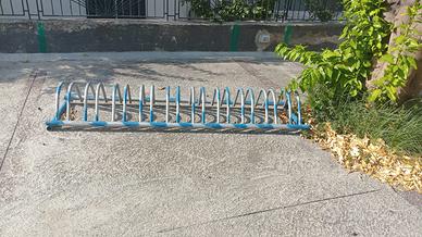 Una rastrelliera portabici da terra 10 bici