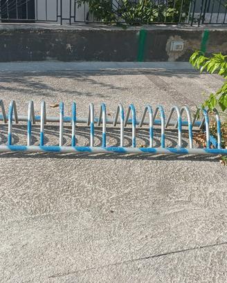 Una rastrelliera portabici da terra 10 bici