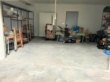 Ampio Garage / Box 23 mq