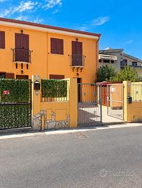 Villetta caposchiera con posto auto