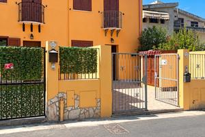 Villetta caposchiera con posto auto