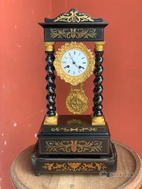 Antico orologio a pendolo