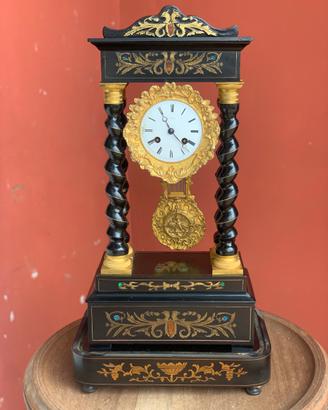 Antico orologio a pendolo