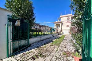 PORZIONE DI BIFAMILIARE A ANZIO