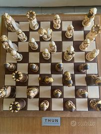 Scacchiera in ceramica con supporto in legno-Thun