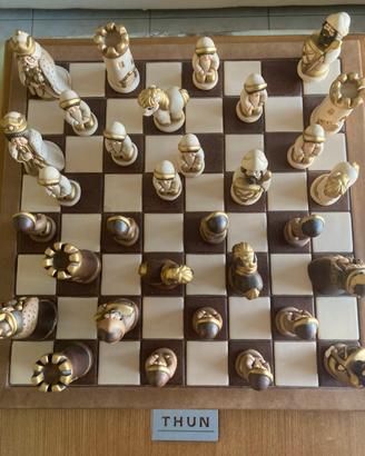 Scacchiera in ceramica con supporto in legno-Thun