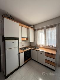 Cucina angolare piccola in buono stato
