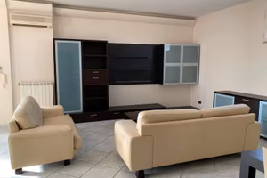 Arredato con mobili moderni