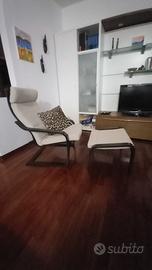 poltrona puang ikea con poggiapiedi