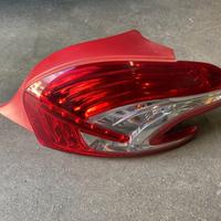 Fanale posteriore DX Peugeot 208 2015 (9672628380)