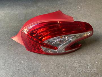 Fanale posteriore DX Peugeot 208 2015 (9672628380)