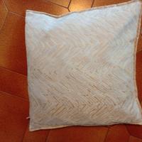 cuscino quadrato bianco con colori beige