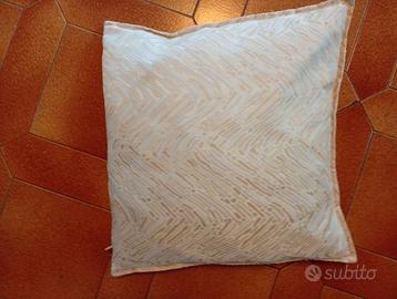 cuscino quadrato bianco con colori beige