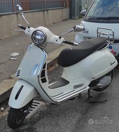 vespa GTS 300 super hpe 1800 km 