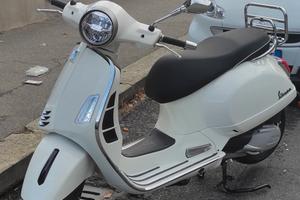 vespa GTS 300 super hpe 1800 km 