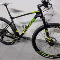 MTB Giant XTC Advanced 29 in carbonio