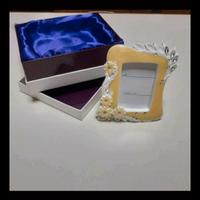 Cornice per foto beige smaltata con fiori e strass